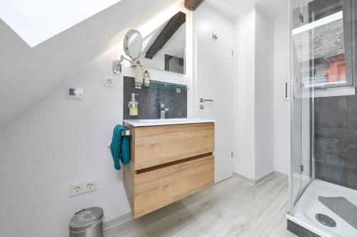 W łazience znajduje się umywalka i prysznic. w obiekcie Apartments am Markt w mieście Bernkastel-Kues