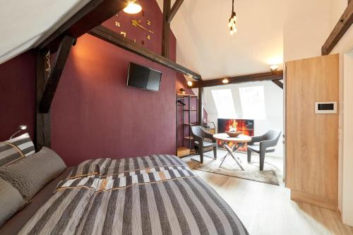 Apartments am Markt في بيرنكاستل كويز: غرفة نوم مع سرير وغرفة معيشة مع طاولة