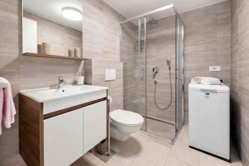 W łazience znajduje się prysznic, toaleta i umywalka. w obiekcie Apartments Katarina w Rovinj