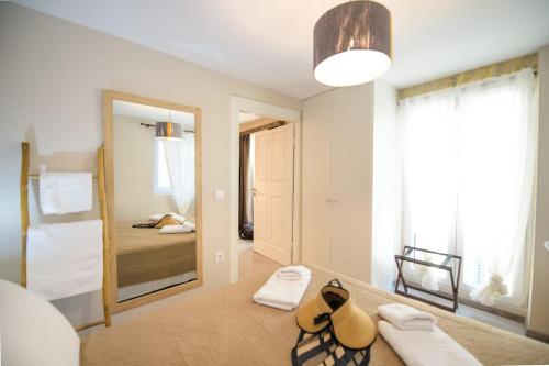 a room with a mirror and a bed with towels at Casa Iolanda I in Corfu