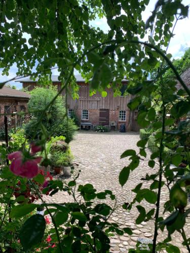 a garden with a building in the background at Ferienwohnung Landfein in Quarnstedt