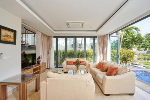 Μια τηλεόραση ή/και κέντρο ψυχαγωγίας στο Ocean Sunny Villas Da Nang