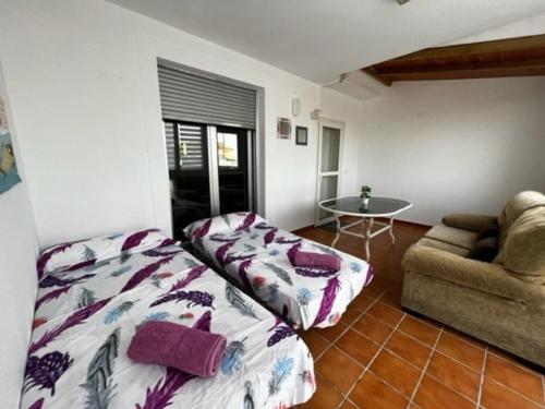 クリェラにあるAdosado Estanyのベッドルーム1室(ベッド1台、ソファ、テーブル付)
