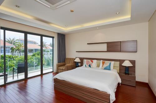 Ένα ή περισσότερα κρεβάτια σε δωμάτιο στο Ocean Sunny Villas Da Nang