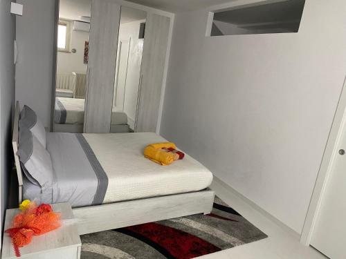 Dormitorio pequeño con cama y espejo en Ginevra Petite Maison, en Termoli