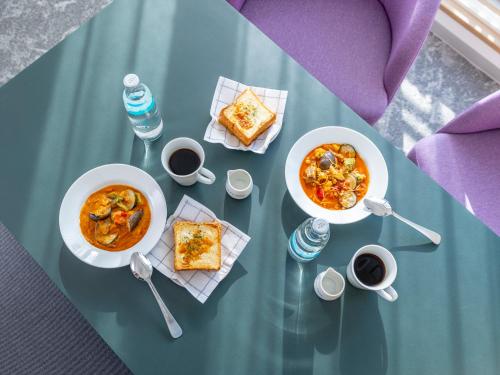 Jídlo v hotelu nebo okolí