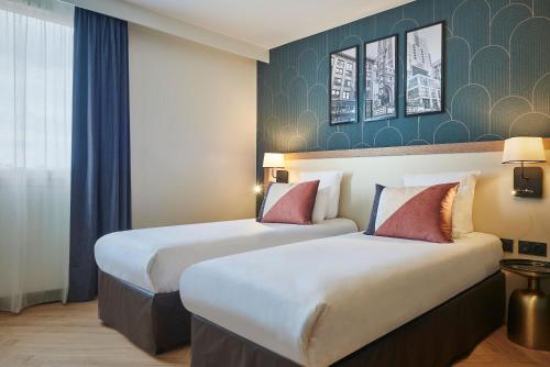 pokój hotelowy z 2 łóżkami w pokoju w obiekcie Hotel Gatsby by HappyCulture w mieście Chassieu