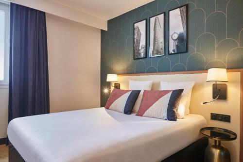 Hotel Gatsby by HappyCulture في شاسيو: غرفة نوم بسرير كبير في غرفة الفندق