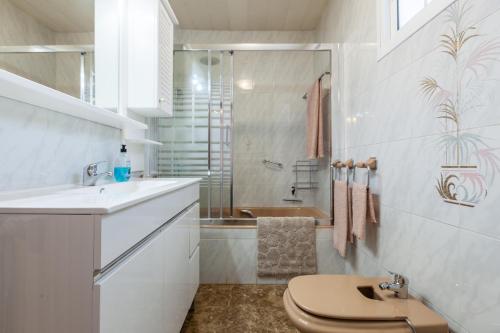a bathroom with a toilet and a sink and a shower at Cal Ramon con piscina in Rubí