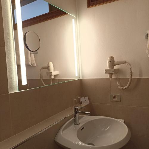 Ένα μπάνιο στο Ferienwohnungen St Hippolyt mit Hallenbad