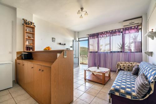 un soggiorno con un divano e un tavolo di Vangelis apartment a Angón