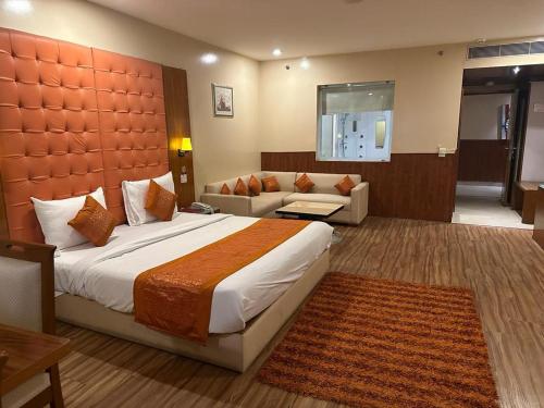 Postel nebo postele na pokoji v ubytování Airport Hotel Ramhan Palace Mahipalpur