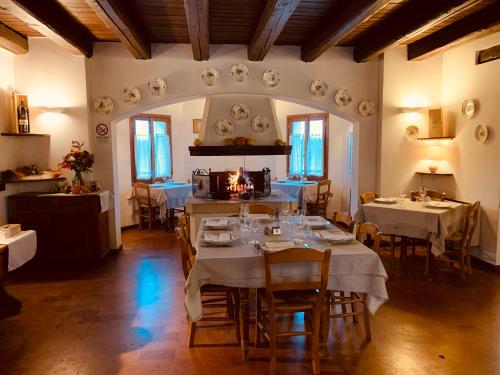jadalnia ze stołami i krzesłami z białymi obrusami w obiekcie Agriturismo Rechsteiner w mieście Ponte di Piave