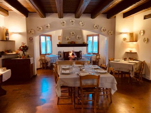 a dining room with tables and chairs with white tablecloths at Agriturismo Rechsteiner in Ponte di Piave