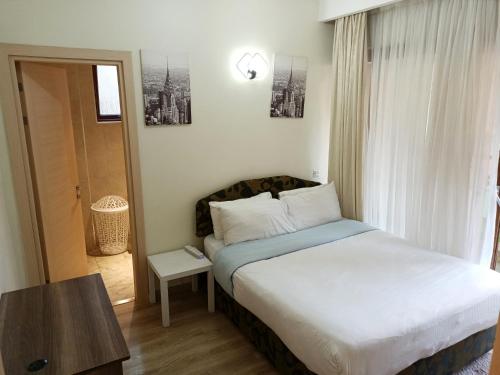 Кровать или кровати в номере Kandiz 2 Bedroom Apartment