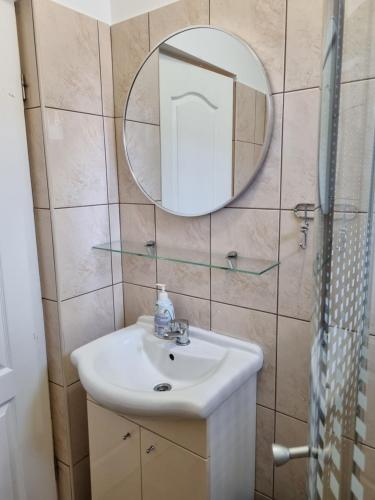 La salle de bains est pourvue d'un lavabo et d'un miroir. dans l'établissement Guest House Renata1, à Zadar