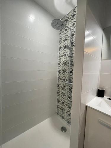 uma casa de banho com um chuveiro e um lavatório. em L'Olivier em Cabestany