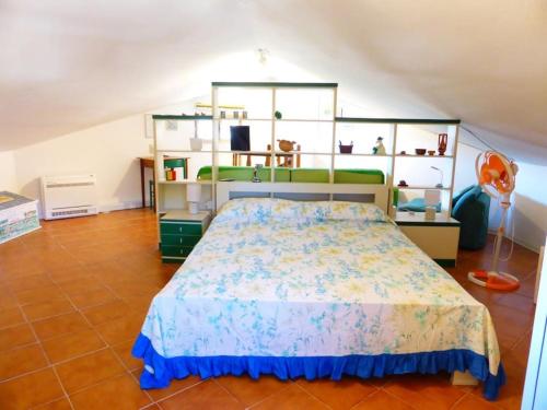 ein Schlafzimmer mit einem Bett in einem Zimmer mit Regalen in der Unterkunft La casa di Pane in Follonica