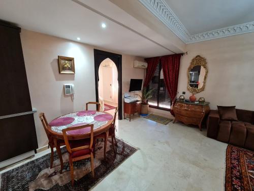 un salon avec une table et un canapé dans l'établissement Luxury apartment 2 in the heart of Gueliz, Wifi, Pool, à Marrakech