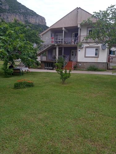 Pemandangan gunung umum atau pemandangan gunung yang diambil dari rumah tamu ini