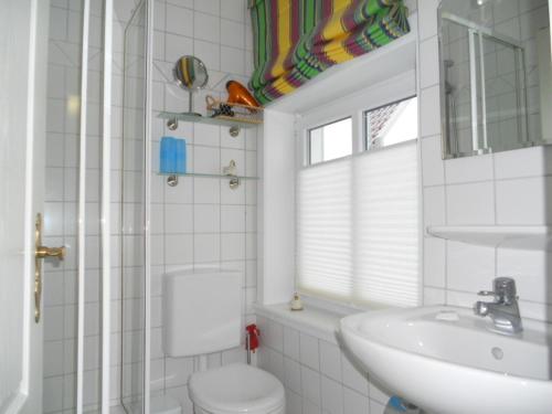 uma casa de banho com um WC e um lavatório em Nordstern, Hafenstraße em Wyk auf Föhr