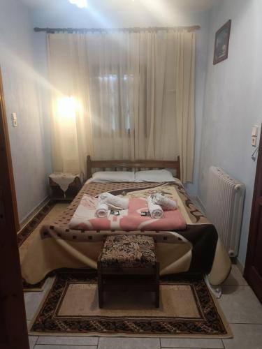 Un dormitorio con una cama con una mesa. en Karpouzis guesthouse, en Vikos