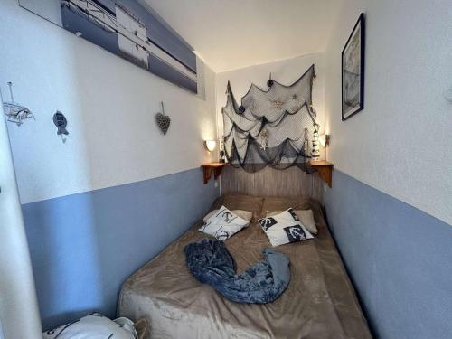 a small room with a bed in a corner at Studio Cabine 4 Couchages avec Balcon et Parking - Saint-Jean-de-Monts - FR-1-224C-18 in Saint-Jean-de-Monts