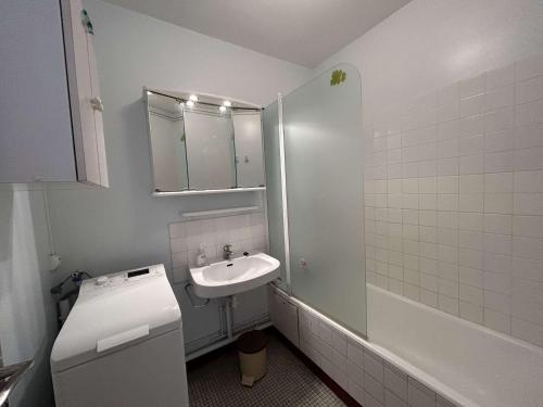 une salle de bain avec un lavabo, des toilettes et un miroir dans l'établissement Appart 3 pièces face mer, 6 couchages, proche plage et commerces, Saint-Jean-de-Monts - FR-1-224C-225, à Saint-Jean-de-Monts