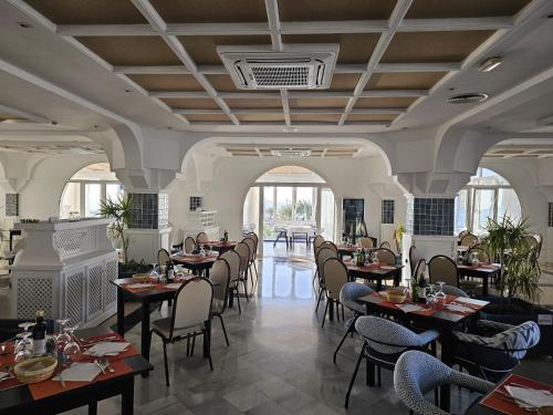 モハカルにあるHotel Puntazo IIのテーブルと椅子が備わるレストラン