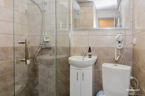 e bagno con doccia, servizi igienici e lavandino. di Guest House Simona a Lazdijai