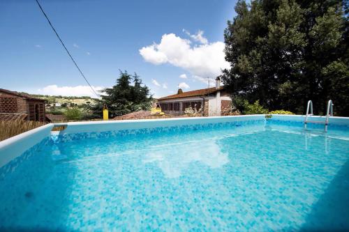 una gran piscina de agua azul en Casolare oltre il Cielo with Swimming Pool en Porcari