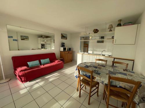 Photo de la galerie de l'établissement Appartement avec balcon et parking à 100m de la plage, Saint-Jean-de-Monts - FR-1-224C-438, à Saint-Jean-de-Monts