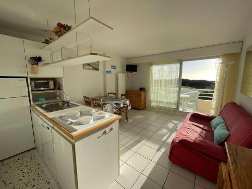 Photo de la galerie de l'établissement Appartement avec balcon et parking à 100m de la plage, Saint-Jean-de-Monts - FR-1-224C-438, à Saint-Jean-de-Monts