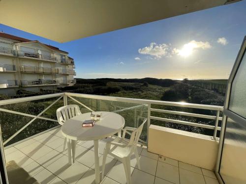 Photo de la galerie de l'établissement Appartement avec balcon et parking à 100m de la plage, Saint-Jean-de-Monts - FR-1-224C-438, à Saint-Jean-de-Monts