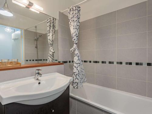 uma casa de banho com um lavatório e uma banheira em Appartement Hendaye, 2 pièces, 4 personnes - FR-1-2-343 em Hendaye