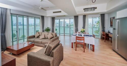 - un salon avec un canapé et une table dans l'établissement Bellevue Serviced Apartments, à Phnom Penh