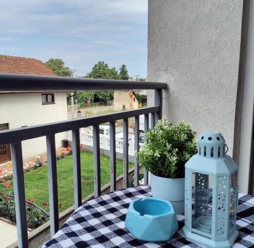 einen Tisch mit einer blauen Kerze auf dem Balkon in der Unterkunft Cista DESETKA in Požarevac