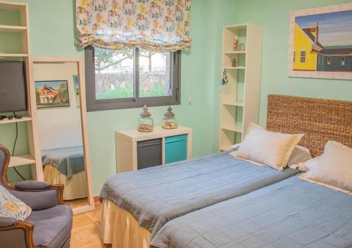 1 dormitorio con 1 cama, 1 silla y 1 ventana en Apartamento en Valle del Este en Vera