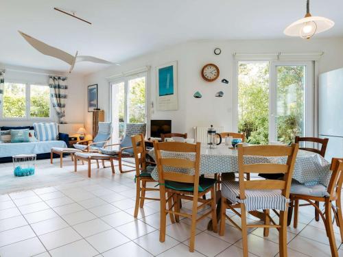 une salle à manger et un salon avec une table et des chaises dans l'établissement Maison spacieuse à Carnac, proche plage, 3 terrasses, jardin clos, Wifi, pour 7 pers, 2* - FR-1-477-220, à Carnac