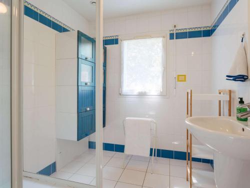 une salle de bain avec douche et lavabo dans l'établissement Maison spacieuse à Carnac, proche plage, 3 terrasses, jardin clos, Wifi, pour 7 pers, 2* - FR-1-477-220, à Carnac