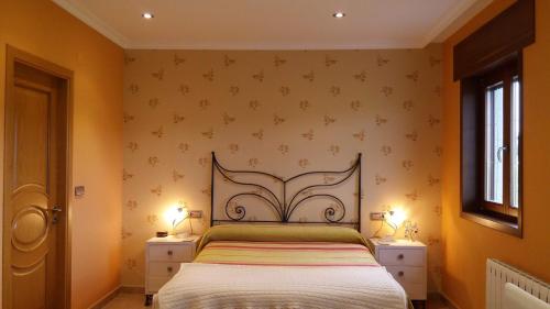 um quarto com uma cama e duas mesas de cabeceira em Casa Aida em Foz