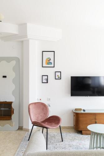 TV a/nebo společenská místnost v ubytování Downtown apartment 3BDR with city view