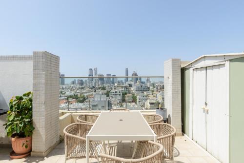 Balkón nebo terasa v ubytování Downtown apartment 3BDR with city view