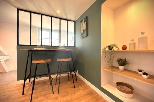 - un bar dans l'angle d'une pièce avec tabourets dans l'établissement L'Adresse-Standing proche plage avec parking, au Havre