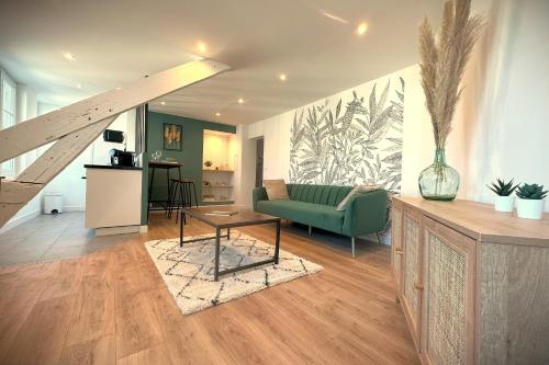 - un salon avec un canapé vert et une table dans l'établissement L'Adresse-Standing proche plage avec parking, au Havre