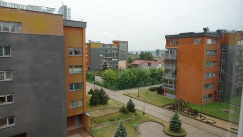 uitzicht op een stad met gebouwen en een straat bij Cozy Apartment, Jaukus Butas Centre, free parking, internet in Klaipėda