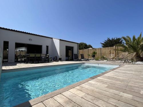 une piscine devant une maison dans l'établissement Maison contemporaine à Saint-Denis-d'Oléron avec piscine privée, proche plage, 10 couchages - FR-1-246A-243, à Saint-Denis-dʼOléron