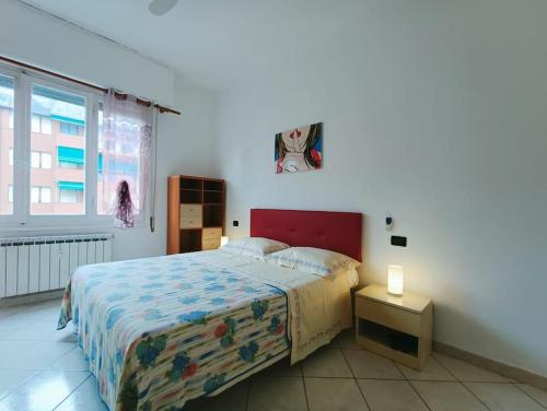 Un dormitorio con una cama grande y una ventana en Casa SOFIA La Spezia, en La Spezia
