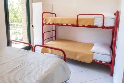 um quarto com 2 beliches e uma cama em SE002 - Senigallia, bilocale fronte mare con spiaggia em Senigallia