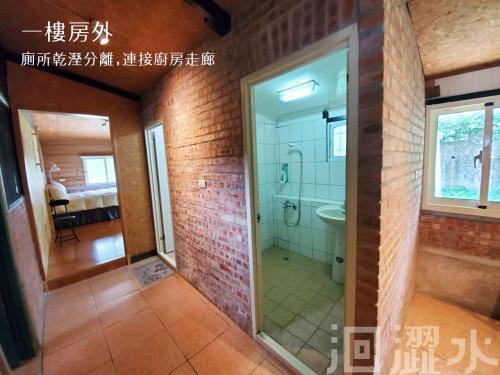 a bathroom with a walk in shower and a toilet at 日月潭馨蓮鄉居x洄澀水包棟民宿 in Yuchi